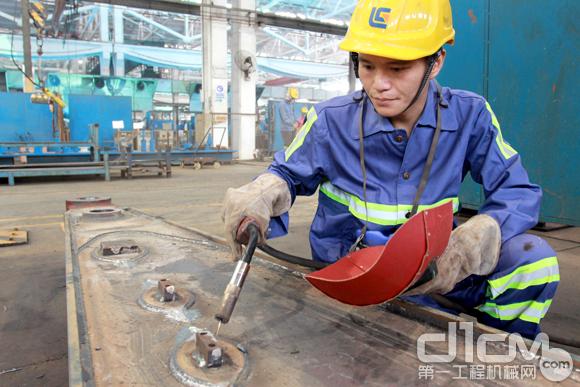 广西职业技能比武电焊工冠军、柳工挖掘机公司张健